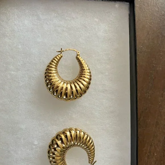 10kt Gold shell earrings - Picture 2 of 5